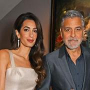 Re Carlo soffia George Clooney e Amal a Harry e Meghan