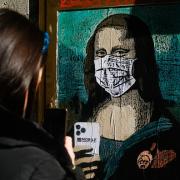 Effetto Coronavirus: la Gioconda indossa la mascherina 