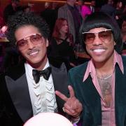 Grammy 2022: trionfo per Silk Sonic e Jon Batiste