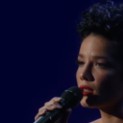 Emmy: l'emozionante versione di Time After Time conquista il pubblico