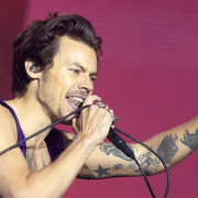 Harry Styles saluta la sua prima insegnante durante un concerto: l'emozione è totale