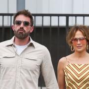 Jennifer Lopez al mercatino con Ben Affleck. E lui finalmente sorride