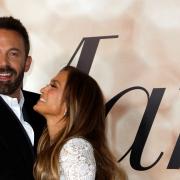 J.Lo vuole sposarsi, Ben Affleck prende tempo. Ecco cosa sta accadendo