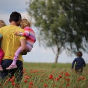 Festa del papà: la bellissima poesia letta da Max Venegoni e le frasi più toccanti da dedicare a tutti i padri 