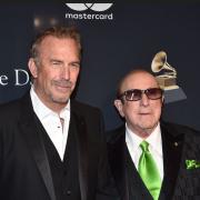 Kevin Costner: l'omaggio a Whitney Houston e Clive Davis