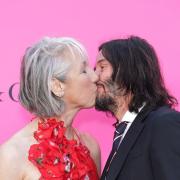 Keanu Reeves: ecco il bacio appassionato con la fidanzata