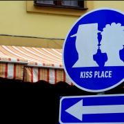 Obbligo di bacio: ecco i cartelli stradali che segnalano i luoghi più romantici