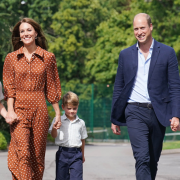 Kate Middleton accompagna i figli George, Charlotte e Louis a scuola