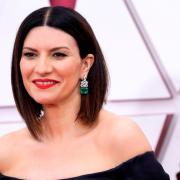 Laura Pausini a sorpresa canta con i fan a Piazza Navona