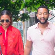 John Legend sorprende in strada un'artista che canta una sua hit: il video