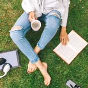 Pagati per leggere: c'è un'offerta di lavoro che rende il sogno realtà