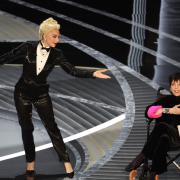 Agli Oscar Lady Gaga accompagna Liza Minnelli