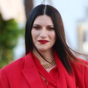 Laura Pausini addobba l'albero di Natale a suon di musica: il video irresistibile