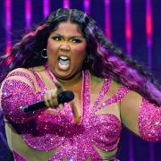 Lizzo rivendica le sue rotondità: questo corpo è arte!