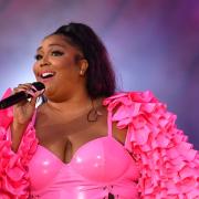 Lizzo esegue una celebre canzone natalizia di Stevie Wonder: il video