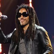 Lenny Kravitz si mette a nudo nel nuovo video: le immagini