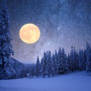 Il cielo incanta con la Luna della neve
