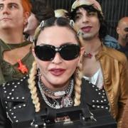 Madonna conferma il suo nuovo fidanzamento. Con un bacio assai bizzarro