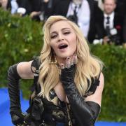 Madonna pubblica la prima foto dopo il ricovero. Ma i fan protestano: l'immagine è troppo ritoccata