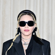 Madonna festeggia i 64 anni con un bacio di cui tutti parlano: il video