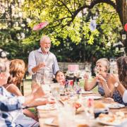 In compagnia si mangia di più: ecco perché