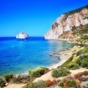 Che voglia di nuotare: in Sardegna è possibile a patto che si mantenga la distanza anche in mare