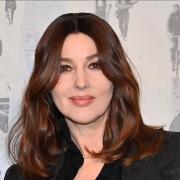 Monica Bellucci biondissima e bellissima nei panni di Anita Ekberg