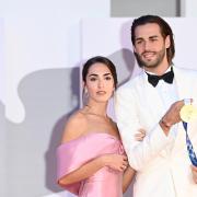 Gianmarco Tamberi conquista Venezia con bacio romantico e medaglia d'oro