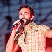 Marco Mengoni porta le pizze ai fan: il video