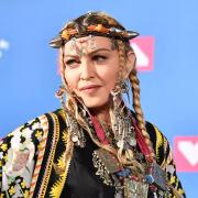 Madonna e famiglia al galoppo tra le giraffe: il video