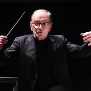 Ennio Morricone raffigurato in un murale gigante. A Bagheria l'omaggio al Maestro