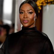 Naomi Campbell posta un messaggio d'affetto per l'Italia. E ci mostra come proteggersi in questi giorni  particolari