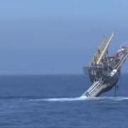 Ecco l'unica nave che  si alza in verticale in 28 minuti. E poi affonda!