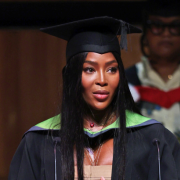 Naomi Campbell laureata tra le lacrime