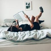 Mai appoggiarsi sul letto con i vestiti della giornata! Ecco cosa si rischia