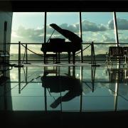  Il medico suona al piano Don't Stop Me Now dei Queen:  e l'emozione è totale!