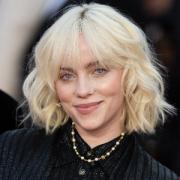 Billie Eilish canta Happier Than Ever sui tetti di Los Angeles: il video
