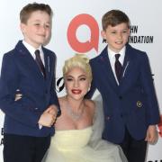 Lady Gaga con i figli di Elton John: la bellissima foto