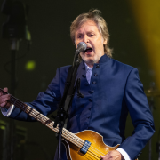 Paul McCartney suona con l'ologramma di John Lennon: il video