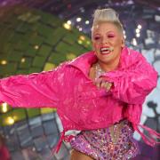 Pink sostiene Britney Spears nel difficile momento del divorzio: il video