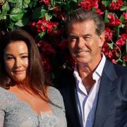 Pierce Brosnan felice in Versilia: le foto