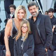 Pierfrancesco Favino sul red carpet di Venezia con la famiglia