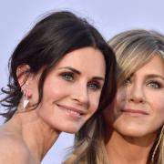 Jennifer Aniston rispolvera il celebre taglio alla Rachel: il video