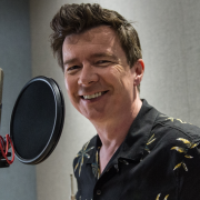 Rick Astley ricrea il  video della sua hit Never Gonna Give You Up