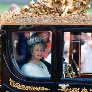 La Regina Elisabetta II: ecco tutte le volte che ha infranto l'etichetta di corte