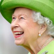 La Regina Elisabetta, i suoi 5000 cappellini e la fine che fanno dopo essere stati indossati
