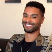 Regé-Jean Page ha anche una voce eccezionale: il video