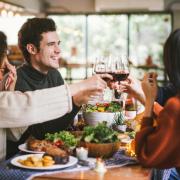 Cene in famiglia, apertivi con gli amici,  concerti e parrucchiere. Tutte le domande e le risposte su cosa si può fare