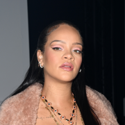 Rihanna dà una mano ai camerieri del ristorante dove ha cenato
