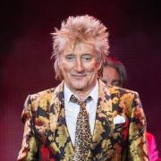 Rod Stewart al pub si improvvisa barista tra l'entusiasmo dei clienti: la foto
